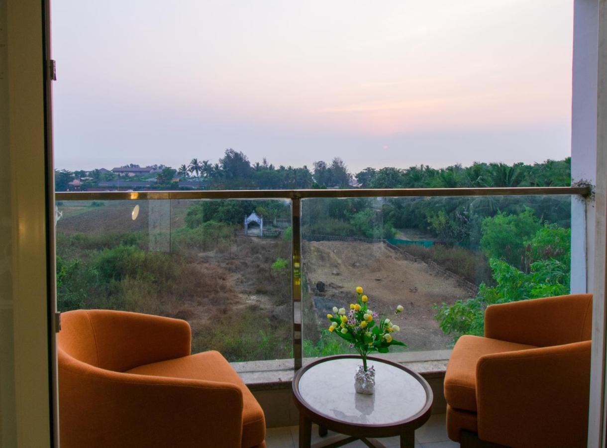 Octave Rococco Morjim Hotel Pernem Buitenkant foto