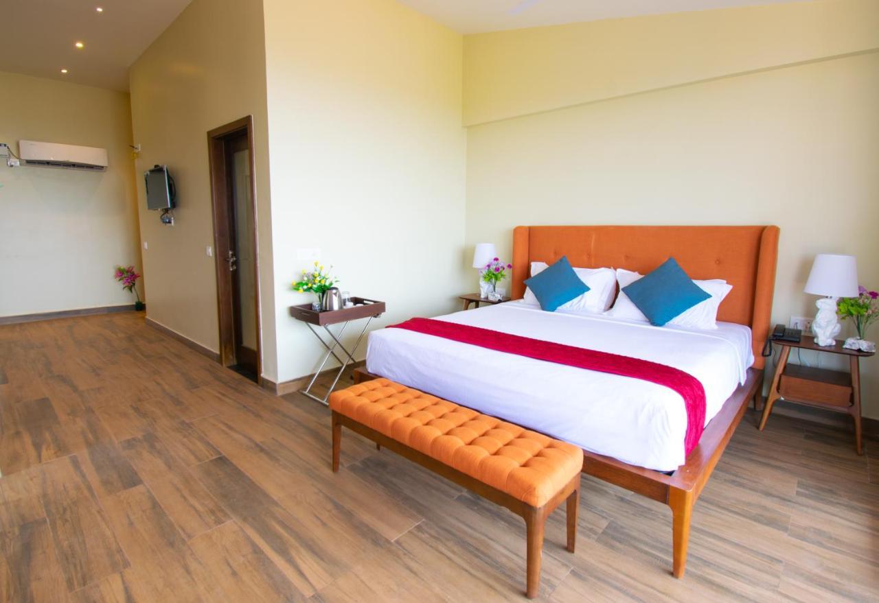 Octave Rococco Morjim Hotel Pernem Buitenkant foto